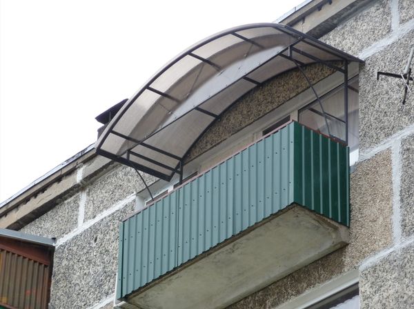 Монтаж крыши и остекление на балконе